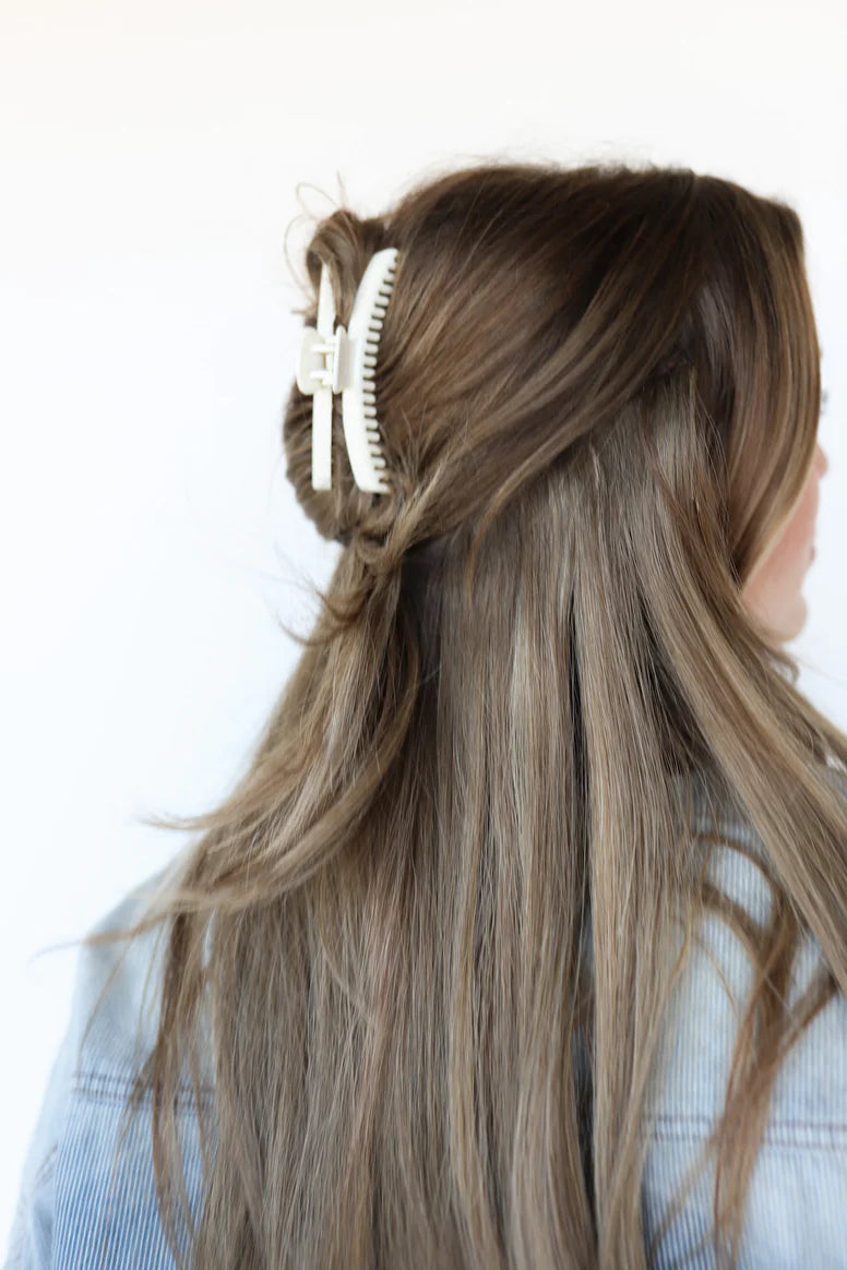 Shiny Midi Hold Everything Claw - Cream